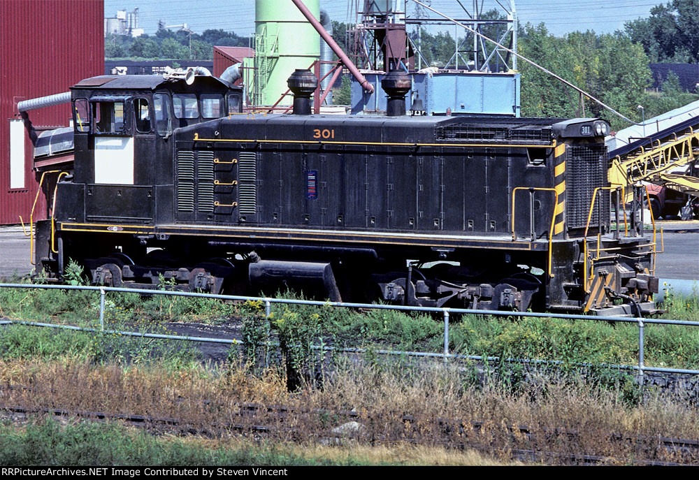 Ex MTFR SW1500 #301 at a riverfront transfer op.